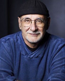 Dans la bibliothèque de Ian Manook. 