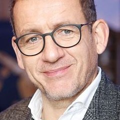 Dany Boon va traquer Klaus Barbie. 