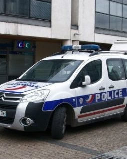 Insolite : il braque une voiture... avec des policiers dedans.