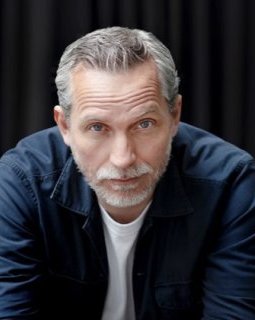 Olivier Norek a été fait Chevalier dans l'ordre des Arts et des Lettres.