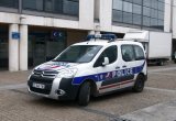 Insolite : il braque une voiture... avec des policiers dedans. 