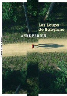 Anne Percin reçoit un prix pour son roman Les loups de Babylone.