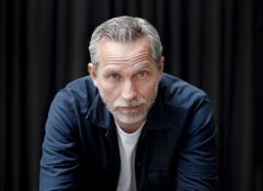 Olivier Norek a été fait Chevalier dans l'ordre des Arts et des Lettres.